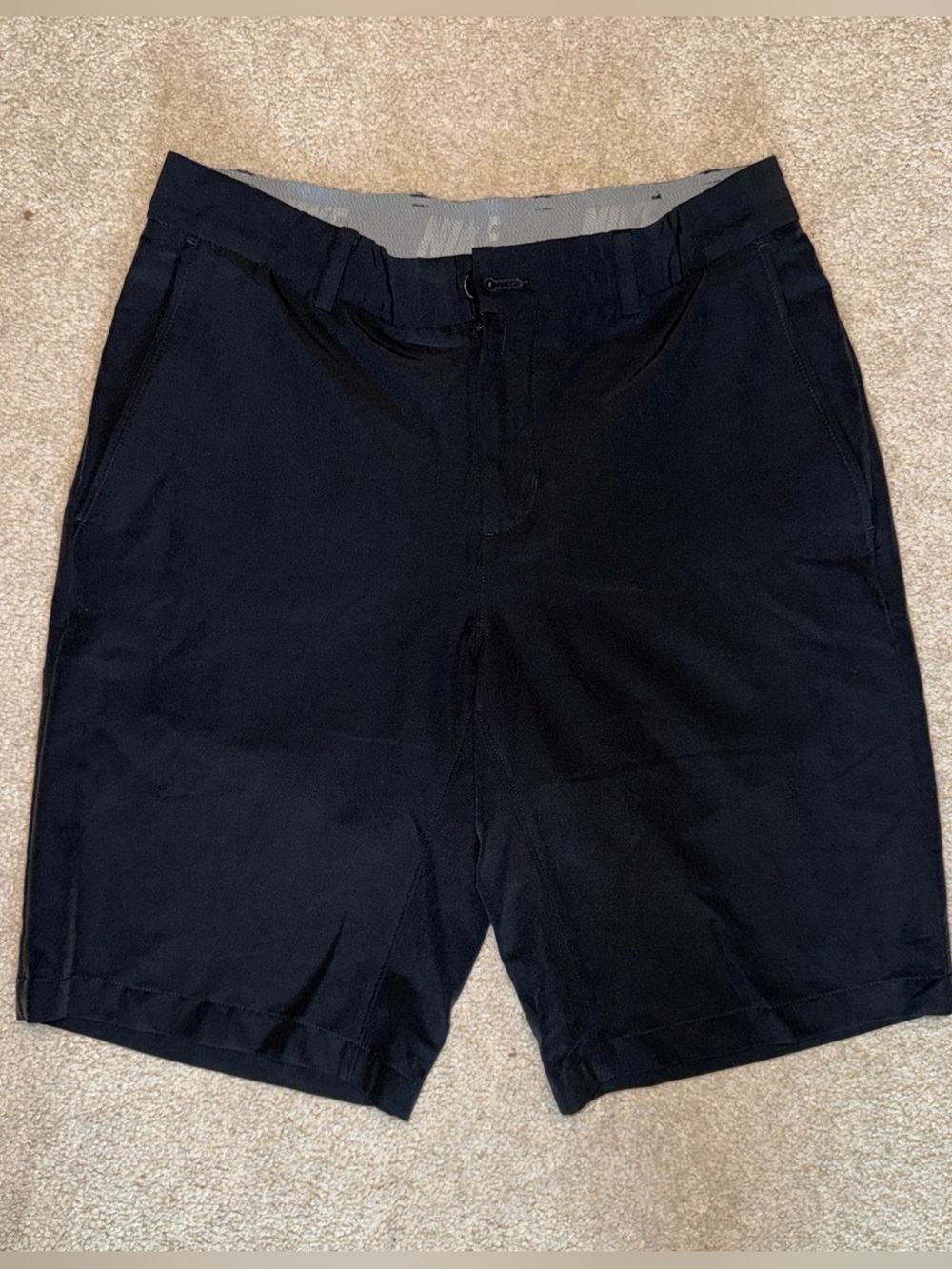 Nike Black Flat-Front Men's Shorts size 30”